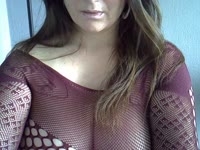 Een vrijgezelle spannende milf die van avontuurtjes en fantasietjes houdt. Om te delen of om de jouwe te horen.