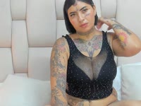 Hola, soy Nakurama Lam, una mujer misteriosa, apasionada y llena de energía. Me encanta explorar los deseos y las fantasías más profundas de quienes me visitan. En mi sala encontrarás una combinación única entre ternura y sensualidad, donde cada momento se convierte en una experiencia especial. Me gusta conectar de verdad, jugar con la imaginación y crear un ambiente donde el placer y la complicidad sean los protagonistas. Disfruto de las conversaciones intensas, las miradas que hablan sin palabras y los juegos que despiertan todos los sentidos. Si buscas una chica con encanto natural, mente abierta y una actitud seductora, estás en el lugar indicado. Ven, relájate y déjate llevar por mi energía… prometo hacerte olvidar la rutina y regalarte momentos que no podrás sacar de tu mente.
