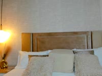 Mi arte es la
seducción a través de la dulzura. Mezclo timidez y encanto hasta que la
fantasía se vuelve realidad. Cada sonrisa, cada susurro, cada movimiento, todo
está diseñado para que caigas aún más bajo mi tierno hechizo.