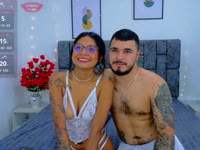 Soy una figura de fantasía inspirada en la elegancia de las antiguas civilizaciones. Mi presencia combina fuerza y sensualidad: atuendos blancos y dorados, coronas de laurel y accesorios brillantes que evocan a una diosa y un guerrero celebrando su conexión.
Transmito pasión, belleza y energía magnética. Mi cuerpo adornado con detalles dorados y tatuajes cuenta historias de libertad, arte y aventura. Cuando me acerco a alguien, lo hago con una mezcla de suavidad y seguridad, invitándolo a compartir un instante que se siente especial.