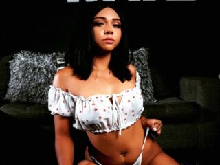 masturbating camgirl NashaLoule