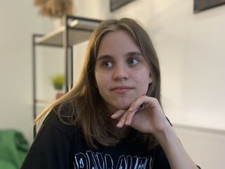 naughty camgirl masturbating with vibrator MelisaVonk