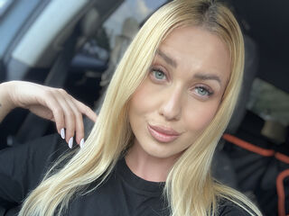 hot cam whore AmaFox