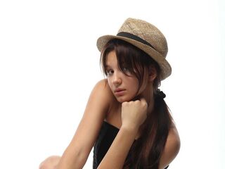 camslut masturbating AmaraLace