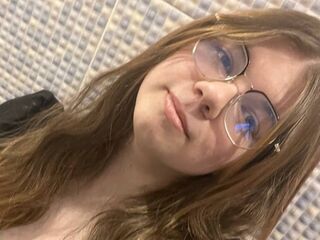 masturbating webcamgirl AminaBlooms