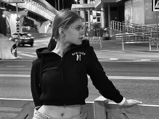masturbating webcamgirl HugruLein