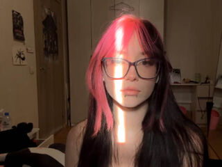 naughty camgirl masturbating with dildo JameyStaffieri