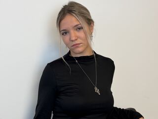 camgirl playing with sextoy KeiraTullier