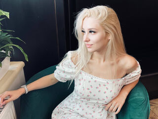 cam girl chatroom KiraMo