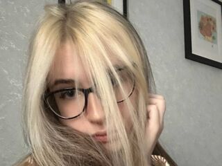 camslut naked KiraRihand