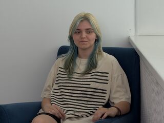 camslut showing pussy LauriMagnie