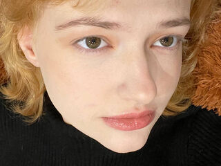 naked cam girl masturbating with sextoy LunaBeans