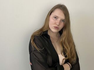 camslut showing tits MadalineMosman