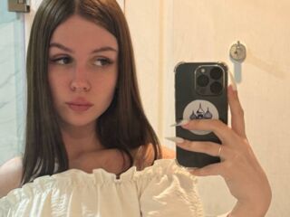 nude webcamgirl pic MiaRioti