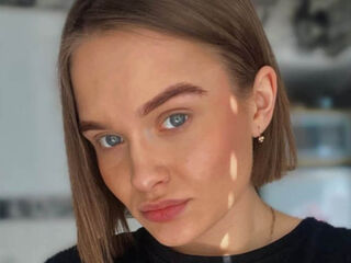 live cam show MyriamQuinnan