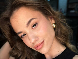 camgirl fingering shaved pussy PearlyLominack