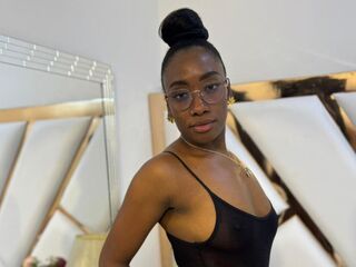 hot cam girl fingering shaved pussy SelenaHadid