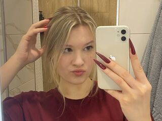 camgirl playing with sextoy SkyeDavi