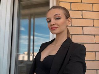 topless webcam girl SuzanUemura
