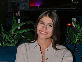 cam girl masturbating with sextoy TiaBeumer