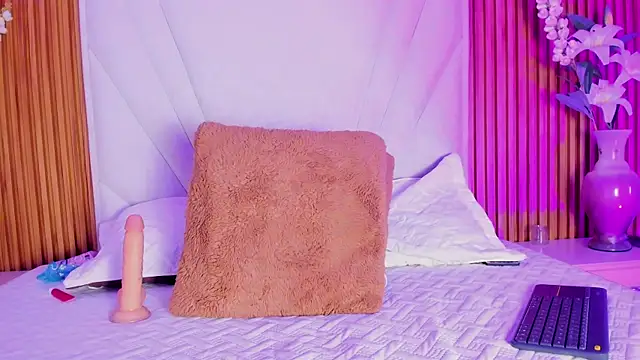 Emilia__Cam