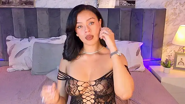 LiaHilton2